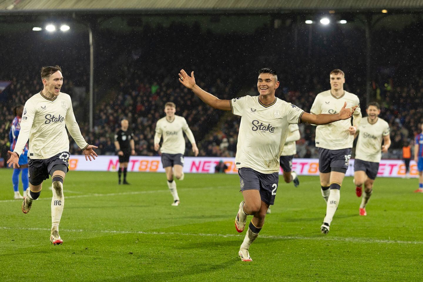 Everton remontó y venció al Crystal Palace 1-2 en la Premier League, con un gol decisivo de Carlos Jonás Alcaraz en los últimos minutos.
