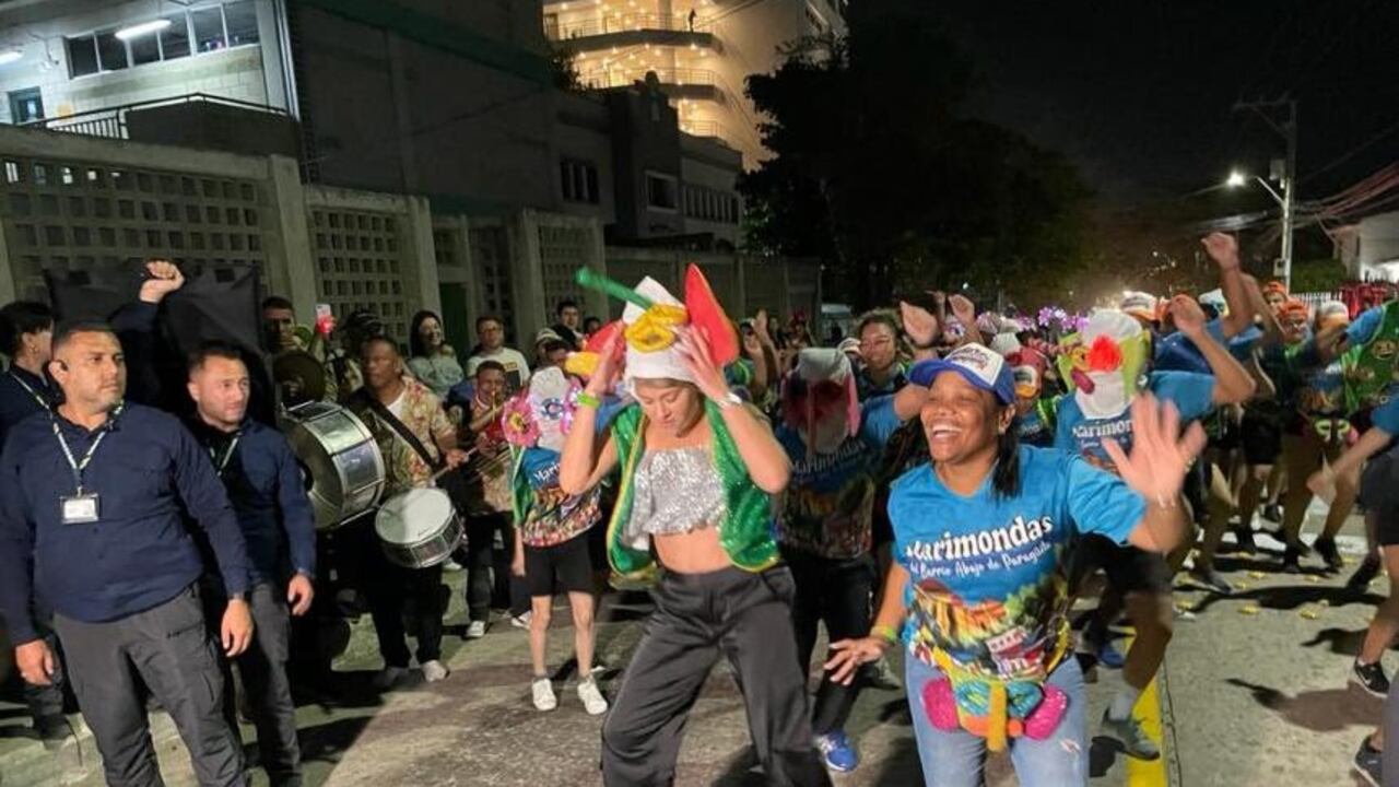 La primera dama bailó con las marimondas del barrio Abajo