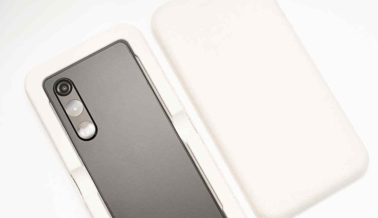 Varios fabricantes de teléfonos incluyen una funda transparente en la caja del equipo