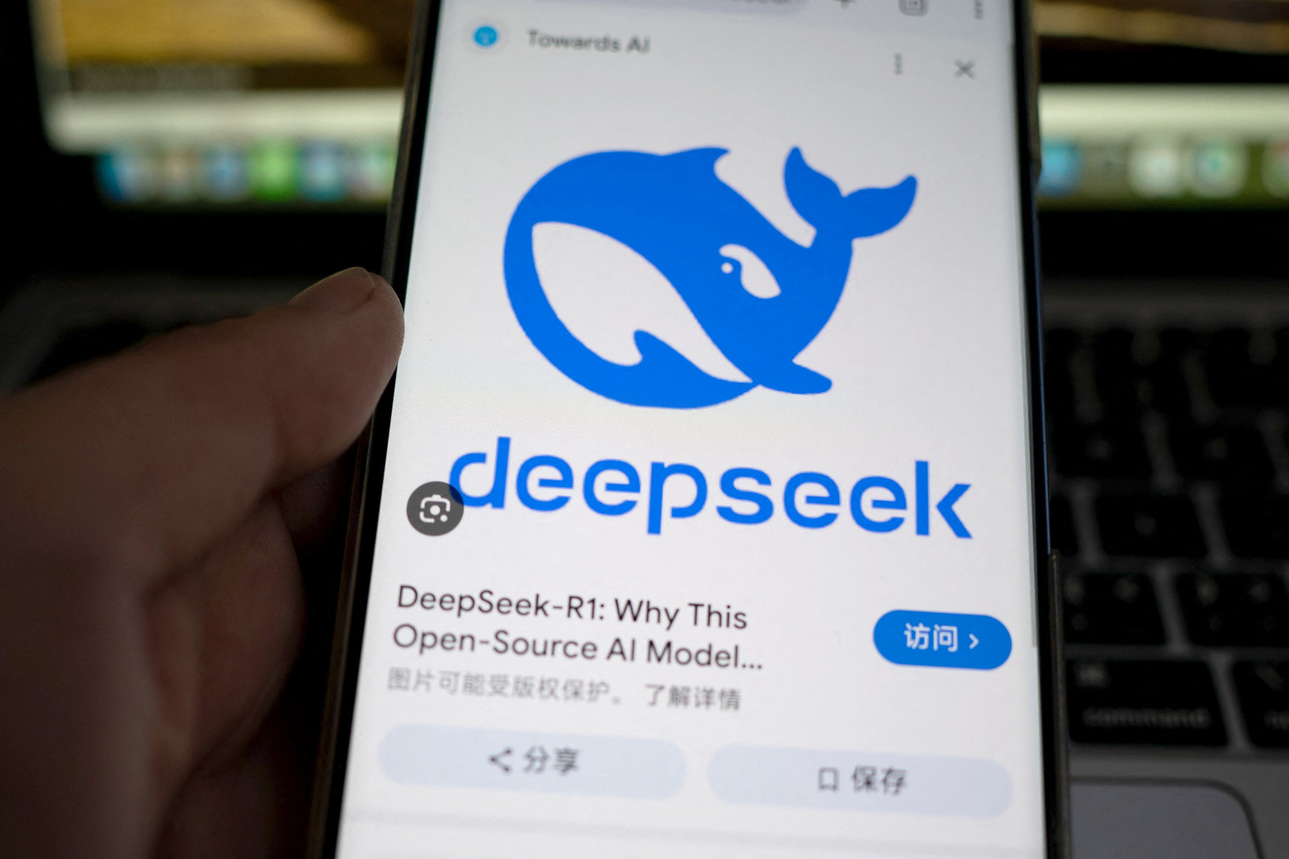La startup china DeepSeek, que ha provocado el pánico en Wall Street con su nuevo y potente chatbot desarrollado a una fracción del coste de sus competidores, fue fundada por un El niño prodigio de los fondos de cobertura que cree que la IA puede cambiar el mundo. Con sede en la ciudad de Hangzhou, en el este de China, a veces conocida como "el Silicon Valley de China", DeepSeek aparentemente surgió de la nada para lanzar un producto de vanguardia. (Photo by AFP) / China OUT