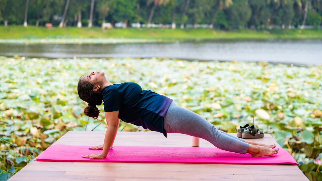 Practicar yoga es una de las mejores opciones para descansar durante el fin de semana
