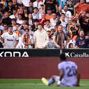 Hinchas del Valencia insultan al jugador Del Real Madrid Vinicius Jr., durante partido por La Liga de España.