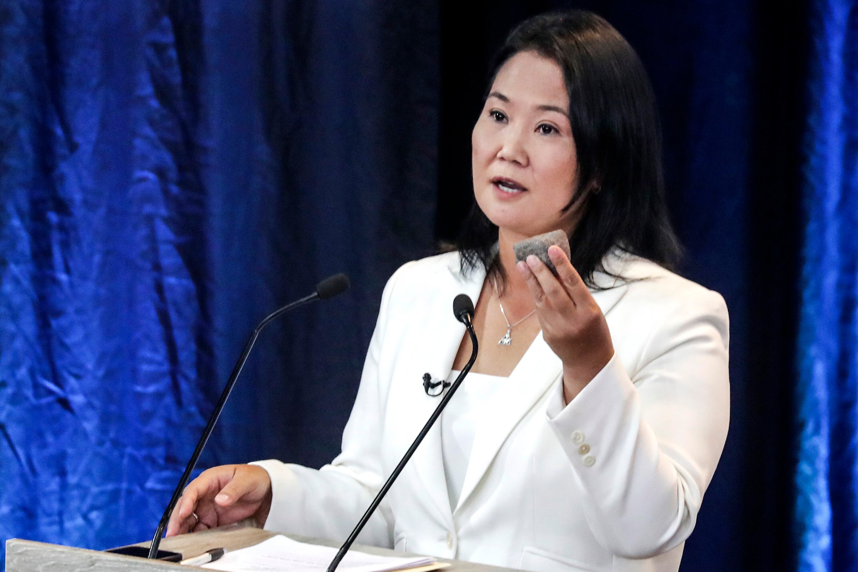 Keiko Fujimori del partido Fuerza Popular sostiene una piedra durante un debate organizado por el Jurado Nacional Electoral el 30 de mayo de 2021 en Arequipa, Perú