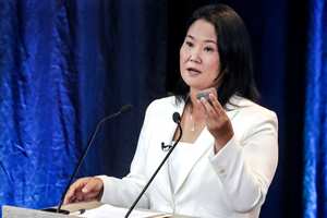 Keiko Fujimori del partido Fuerza Popular sostiene una piedra durante un debate organizado por el Jurado Nacional Electoral el 30 de mayo de 2021 en Arequipa, Perú