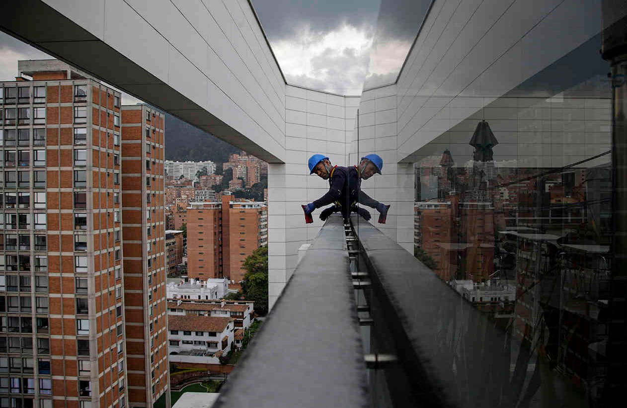 Por las condiciones particulares del oficio, la limpieza de cristales en altas alturas puede llevar de dos a tres semanas de trabajo continuo. Foto: Gabriela Alvarado