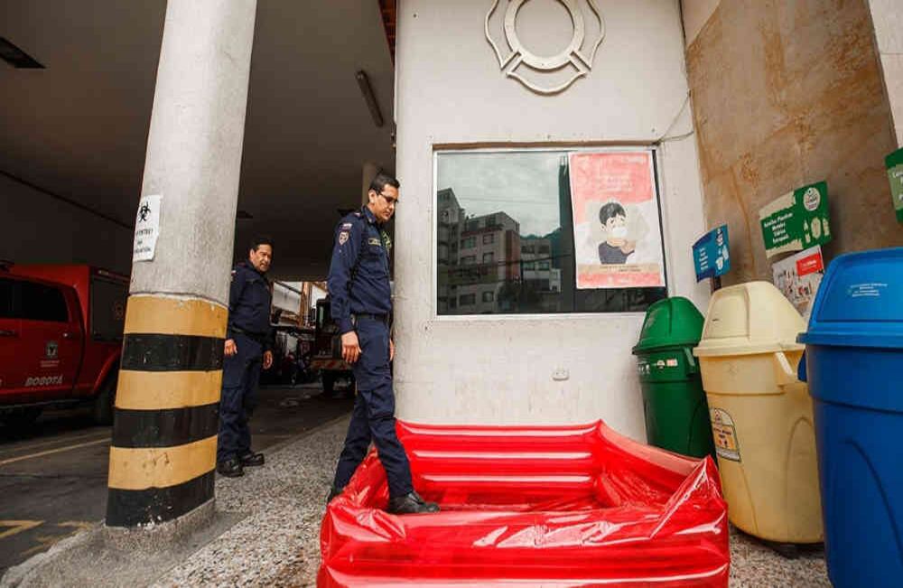 Técnicas de asepsia covid 19 estación bomberos chapinero b1: los bomberos de esta estación no están tomando transporte publico, realizan rutas entre ellos en carro particular y moto, al llegar a la estación limpian sus zapatos en esta piscina que tiene hipoclorito de sodio, luego se toman la temperatura y cambian sus prendas personales por el uniforme. Foto: Karen Salamanca