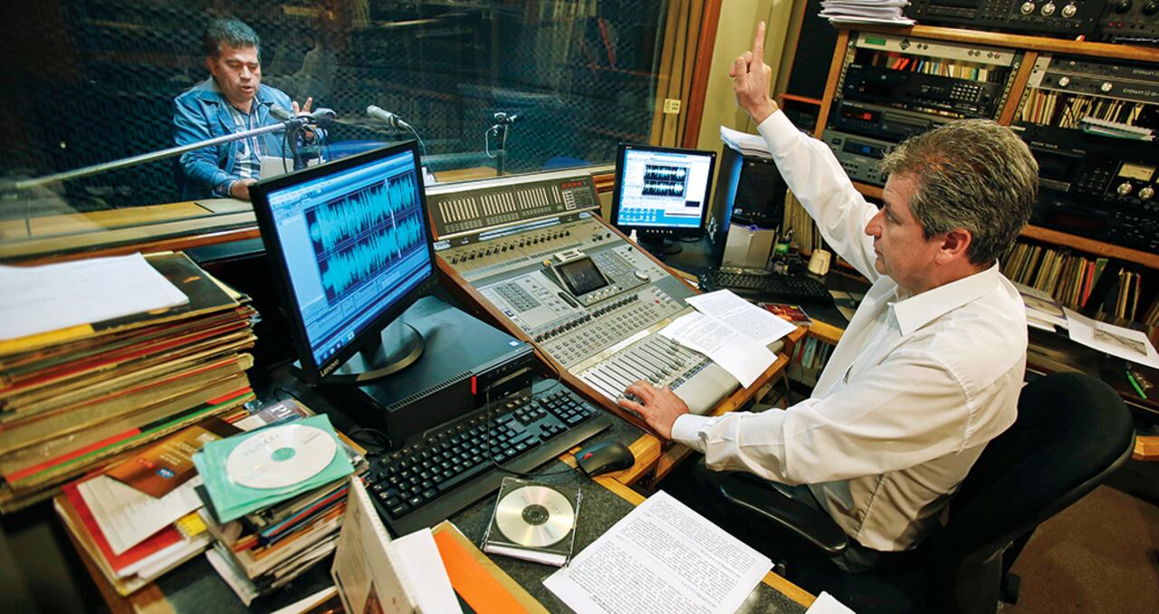 Orlando Ricaurte y Enrique Araújo en pleno proceso de producción. Inferior, izquierda: la sede de la emisora, en el corazón del campus de la Tadeo.