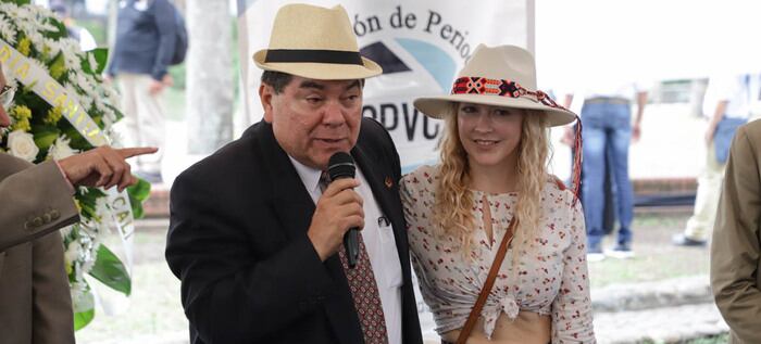 La alemana recibiendo el reconocimiento por parte de los periodistas de Cali.