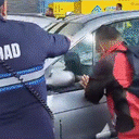 Los videos que circularon en las redes sociales muestran momentos de tensión y agresión entre conductores que intentaban estacionar sus vehículos en medio de la aglomeración y la escasez de espacio para aparcar.