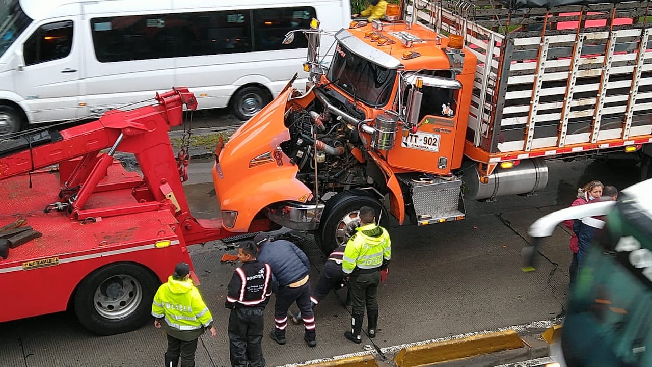 Dos camiones y un carro protagonizaron un triple choque en la mañana de este viernes, en Bogotá.