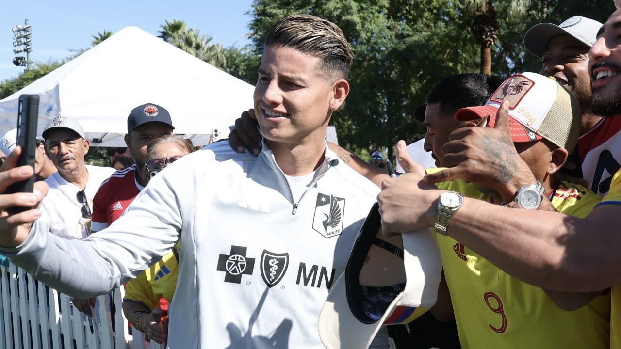 James Rodríguez tomándose fotos con los hinchas colombianos en Coachella.