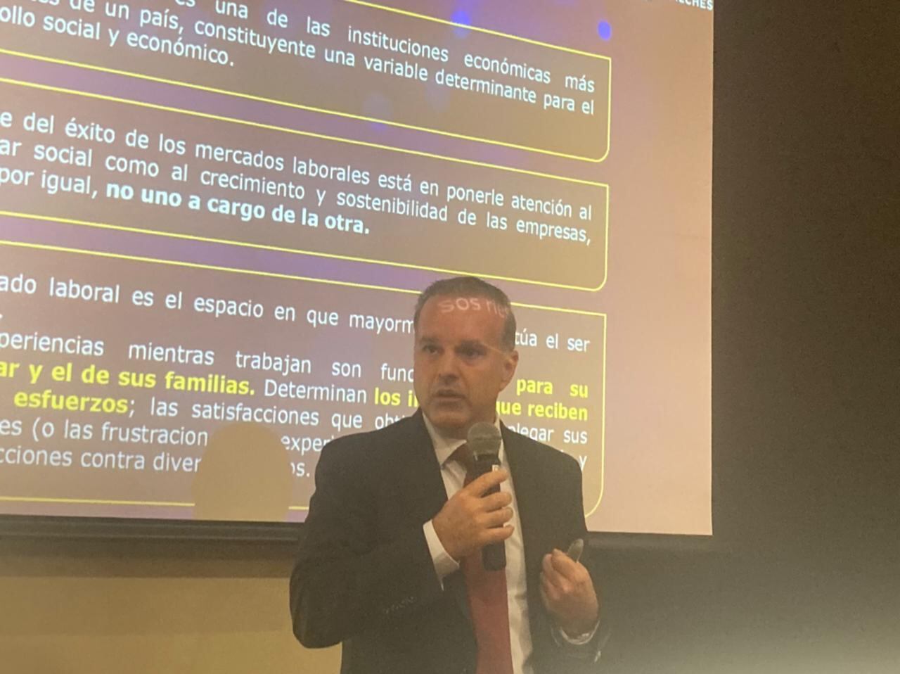 Charles Chapman, asesor en la reforma laboral