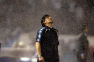 En esta foto de archivo del 10 de octubre de 2009, bajo una lluvia torrencial, el entrenador argentino Diego Maradona mira hacia arriba bajo la lluvia torrencial durante un partido de fútbol de clasificación para la Copa Mundial 2010 contra Perú, en Buenos Aires. Argentina ganó 2-1. El gran futbolista argentino que estuvo entre los mejores jugadores de la historia y que llevó a su país al título de la Copa del Mundo de 1986 antes de luchar más tarde contra el consumo de cocaína y la obesidad, murió de un ataque cardíaco el miércoles 25 de noviembre de 2020 en su casa en Buenos Aires. Aires. Tenía 60 años. Foto: AP / Natacha Pisarenko.