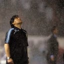 En esta foto de archivo del 10 de octubre de 2009, bajo una lluvia torrencial, el entrenador argentino Diego Maradona mira hacia arriba bajo la lluvia torrencial durante un partido de fútbol de clasificación para la Copa Mundial 2010 contra Perú, en Buenos Aires. Argentina ganó 2-1. El gran futbolista argentino que estuvo entre los mejores jugadores de la historia y que llevó a su país al título de la Copa del Mundo de 1986 antes de luchar más tarde contra el consumo de cocaína y la obesidad, murió de un ataque cardíaco el miércoles 25 de noviembre de 2020 en su casa en Buenos Aires. Aires. Tenía 60 años. Foto: AP / Natacha Pisarenko.