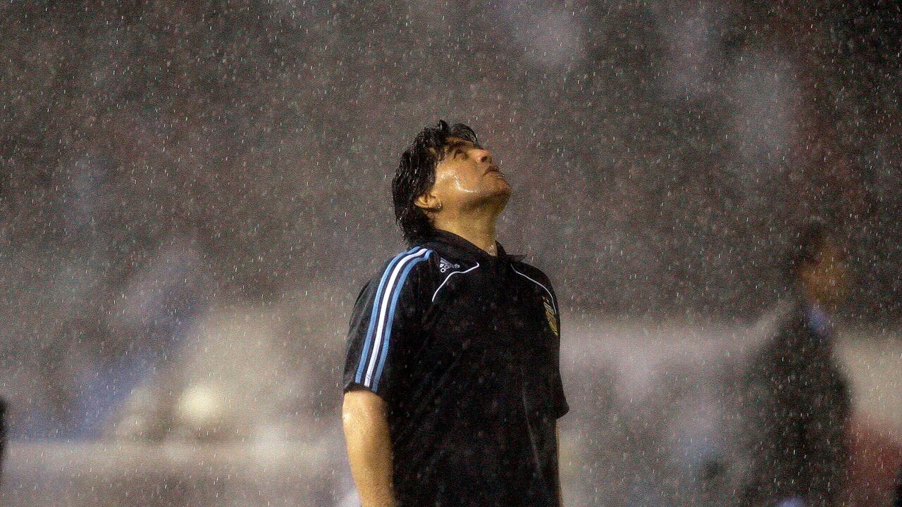En esta foto de archivo del 10 de octubre de 2009, bajo una lluvia torrencial, el entrenador argentino Diego Maradona mira hacia arriba bajo la lluvia torrencial durante un partido de fútbol de clasificación para la Copa Mundial 2010 contra Perú, en Buenos Aires. Argentina ganó 2-1. El gran futbolista argentino que estuvo entre los mejores jugadores de la historia y que llevó a su país al título de la Copa del Mundo de 1986 antes de luchar más tarde contra el consumo de cocaína y la obesidad, murió de un ataque cardíaco el miércoles 25 de noviembre de 2020 en su casa en Buenos Aires. Aires. Tenía 60 años. Foto: AP / Natacha Pisarenko.