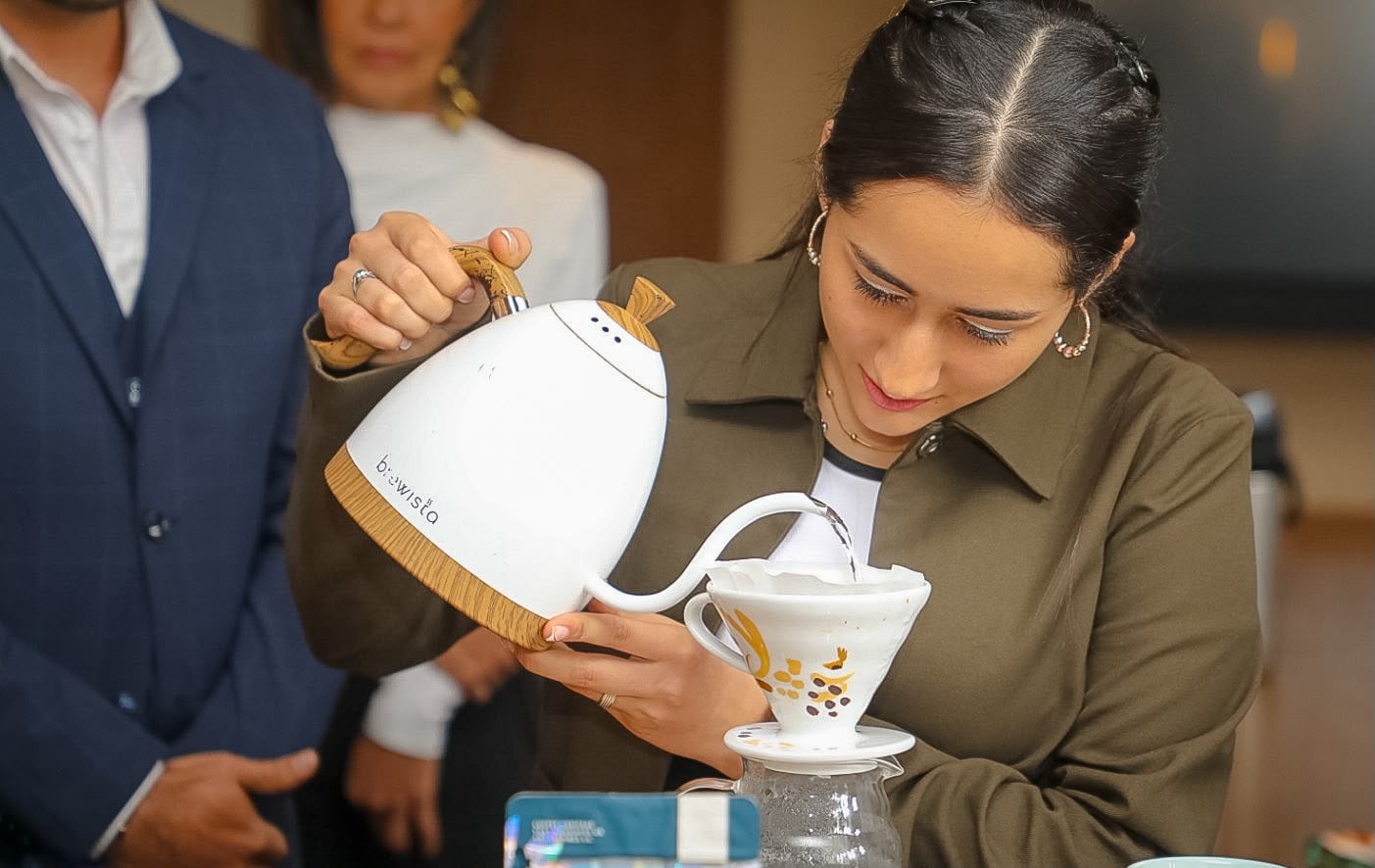 Daisy Cristancho, titulada en una de las Escuelas Regionales del Café, realizó una “cata a ciegas” durante la inauguración.