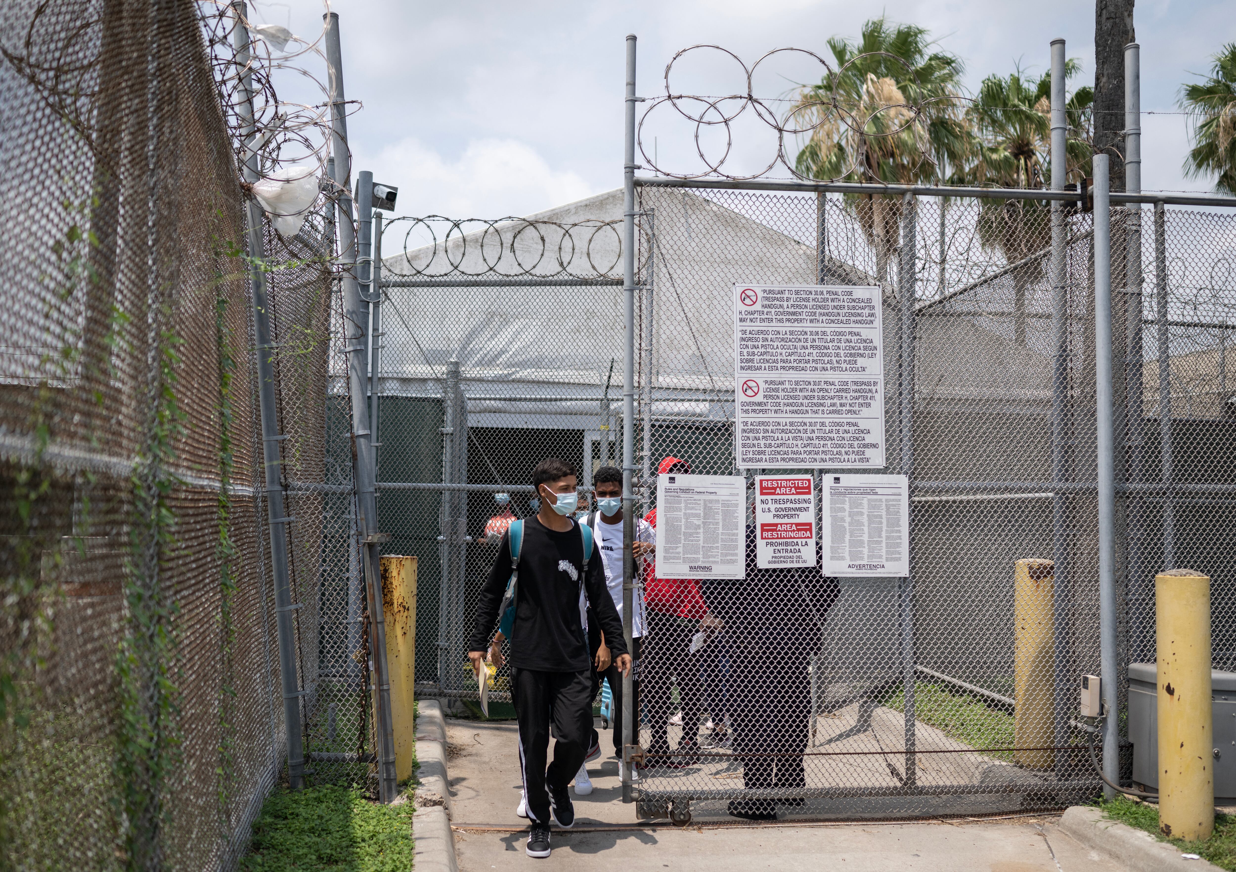 Los migrantes son liberados de una instalación de la Patrulla Fronteriza y Aduanas después de obtener una cita del gobierno de los EE. UU. para ingresar legalmente al país el 12 de mayo de 2023 en Brownsville, Texas. El 11 de mayo de 2023, EE. UU. dará por terminada oficialmente su emergencia por Covid-19 de 40 meses, descartando además la ley del Título 42, una herramienta que se ha utilizado para evitar que millones de migrantes ingresen al país. (Foto de ANDREW CABALLERO-REYNOLDS / AFP)