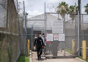 Los migrantes son liberados de una instalación de la Patrulla Fronteriza y Aduanas después de obtener una cita del gobierno de los EE. UU. para ingresar legalmente al país el 12 de mayo de 2023 en Brownsville, Texas. El 11 de mayo de 2023, EE. UU. dará por terminada oficialmente su emergencia por Covid-19 de 40 meses, descartando además la ley del Título 42, una herramienta que se ha utilizado para evitar que millones de migrantes ingresen al país. (Foto de ANDREW CABALLERO-REYNOLDS / AFP)