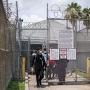 Los migrantes son liberados de una instalación de la Patrulla Fronteriza y Aduanas después de obtener una cita del gobierno de los EE. UU. para ingresar legalmente al país el 12 de mayo de 2023 en Brownsville, Texas. El 11 de mayo de 2023, EE. UU. dará por terminada oficialmente su emergencia por Covid-19 de 40 meses, descartando además la ley del Título 42, una herramienta que se ha utilizado para evitar que millones de migrantes ingresen al país. (Foto de ANDREW CABALLERO-REYNOLDS / AFP)