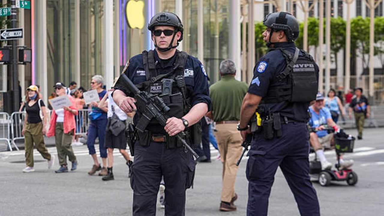 Oficiales de Policía hacen presencia en una zona de Manhattan durante una manifestación el 6 de septiembre de 2025.