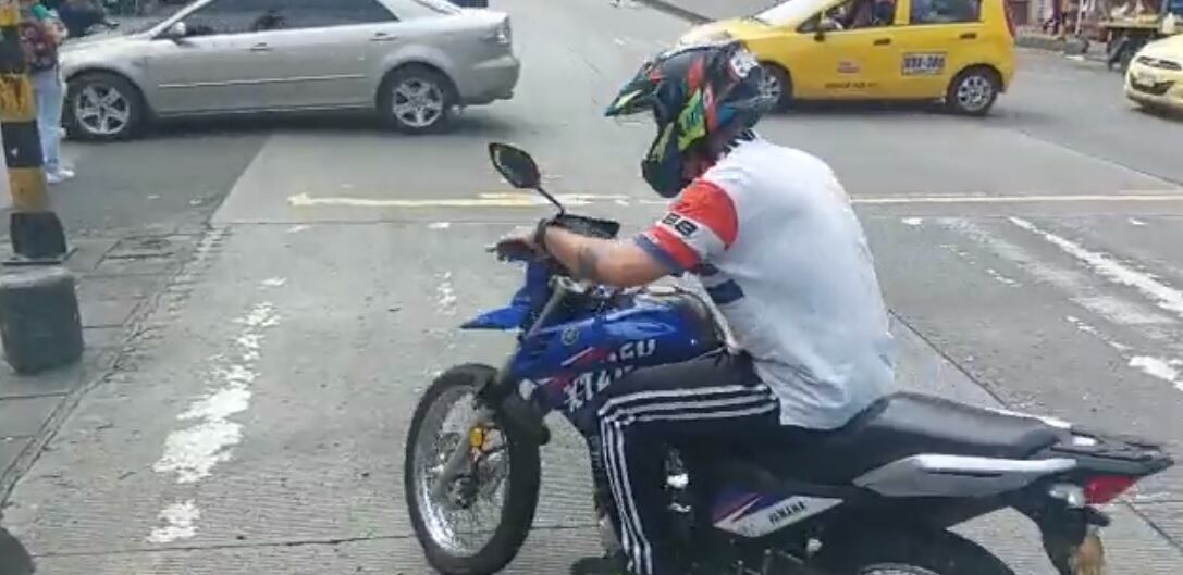 Motociclista lanzó objeto contundente a un bus del MIO en Cali; el conductor del masivo quedó con lesiones en su rostro.