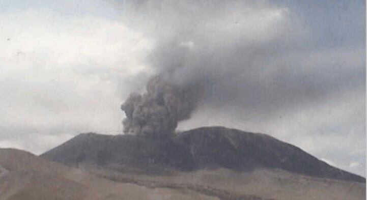 El volcán Láscar, ubicado a unos 1.600 kilómetros al norte de Santiago, registró un aumento de su actividad en la víspera (sábado) que provocó un sismo y una columna de humo de 6.000 metros.