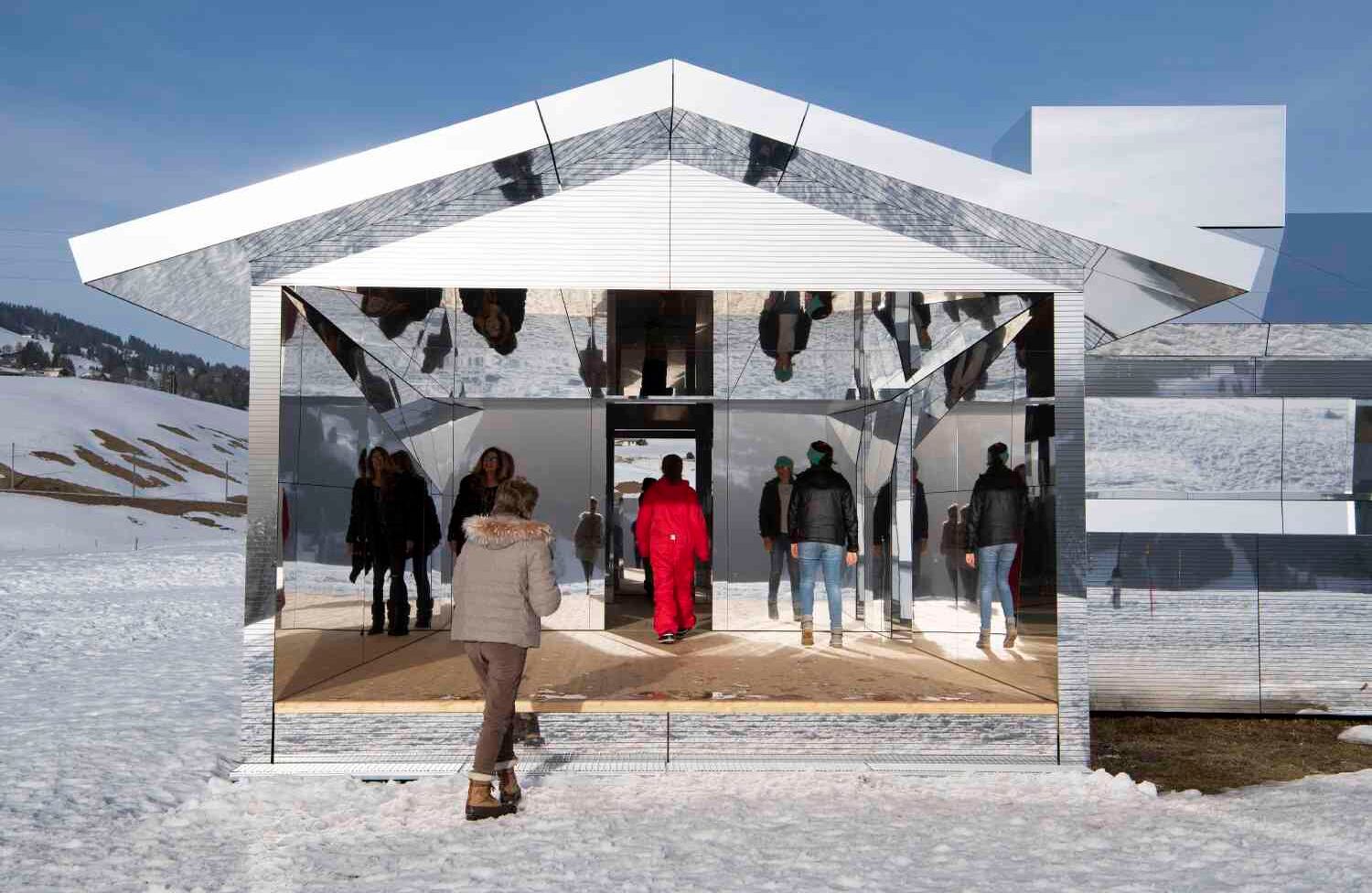 Febrero 20 - Visitantes en la instalación 'Mirage Gstaad' del artista norteamericano Doug Aitken en Suiza. FOTO: Anthony Anex/Keystone vía AP