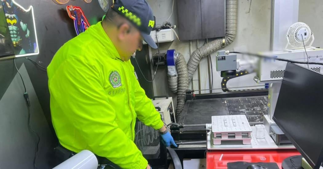 Incautada mercancía ilegal para falsificación tecnológica en Bogotá.