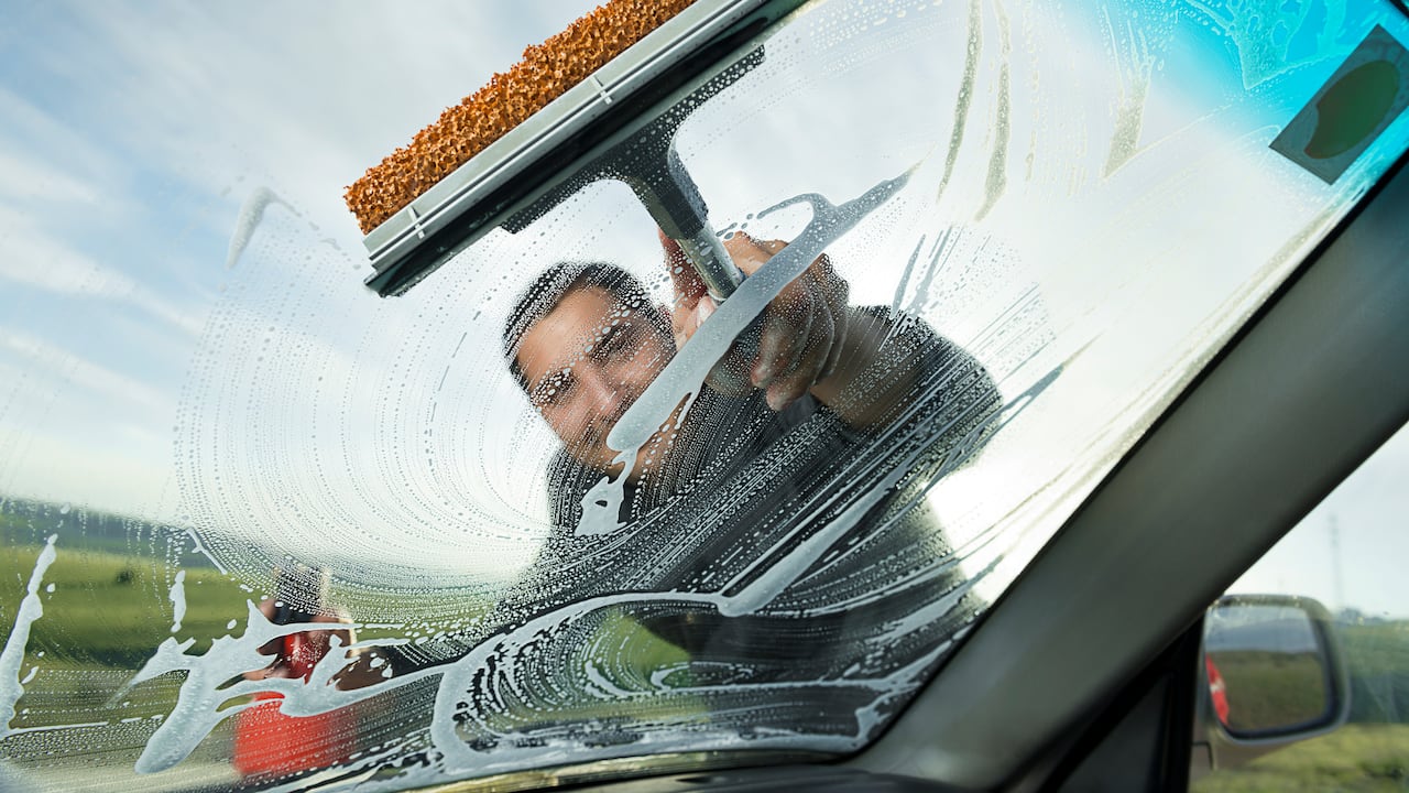 Los limpiavidrios pueden reunir buen dinero en poco tiempo.