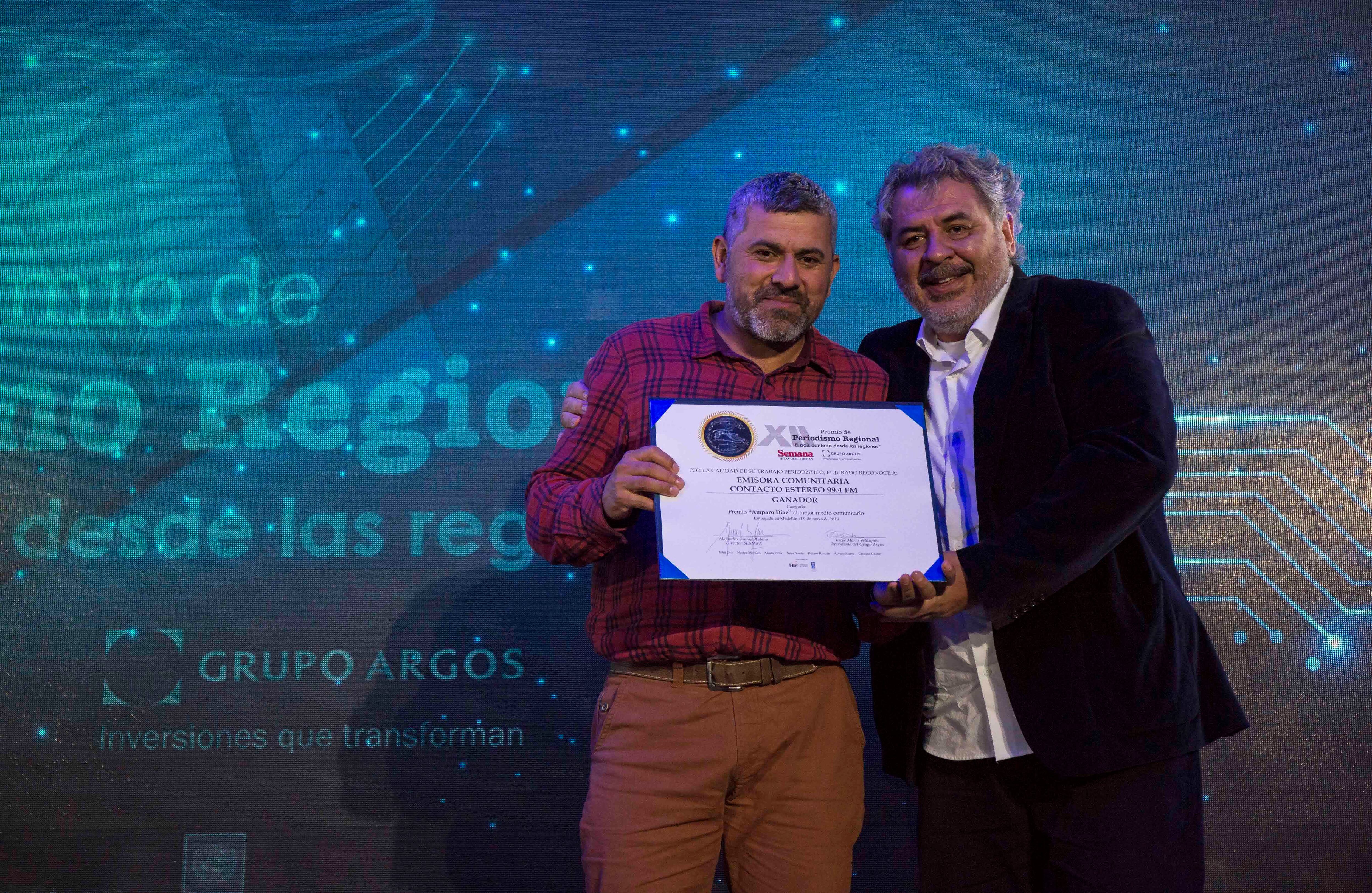 El premio al Mejor medio comunitario “Amparo Díaz” fue entregado a Carlos Alberto Pérez y el equipo que conforma la emisora Comunitaria Contacto Estéreo en Cajibio (Cauca).