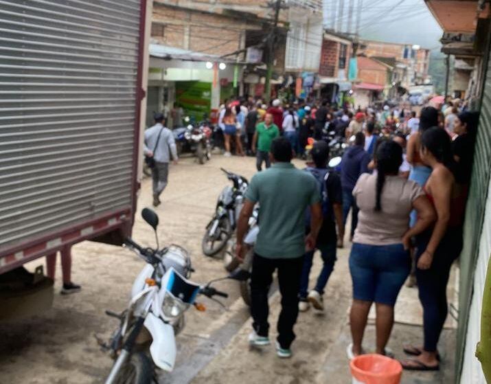 La misma comunidad del área urbana de este corregimiento fue la encargada de atender a los heridos, trasladándolos a un centro de la zona.