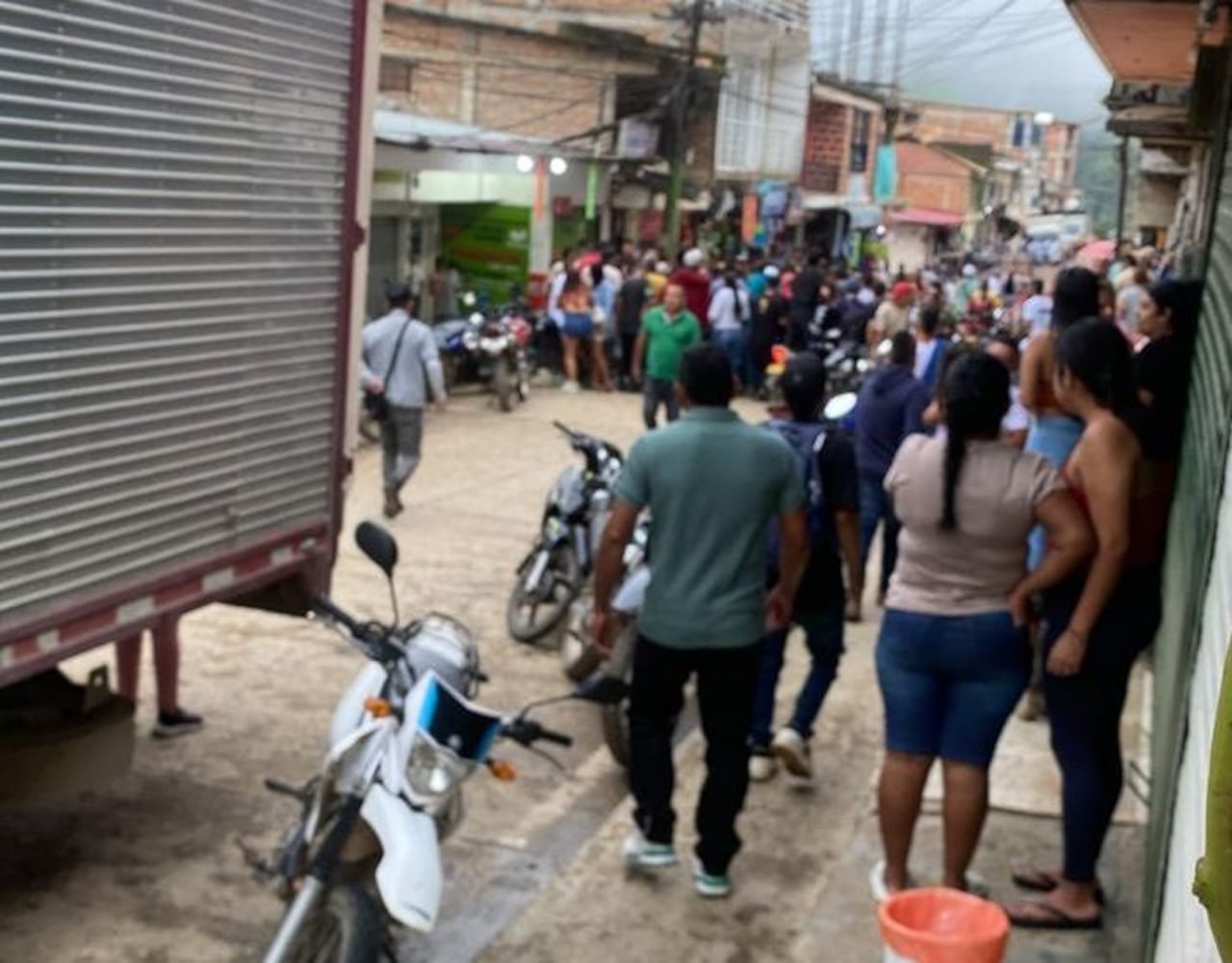 La misma comunidad del área urbana de este corregimiento fue la encargada de atender a los heridos, trasladándolos a un centro de la zona.