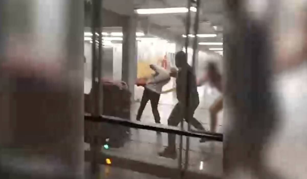 Mujer desnuda agrede a pasajeros del Aeropuerto de Santiago