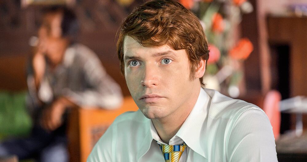   Billy Howle es Herman Knippenberg, el diplomático holandés que asumió labores de detective hasta poner a Sobhraj tras las rejas. 