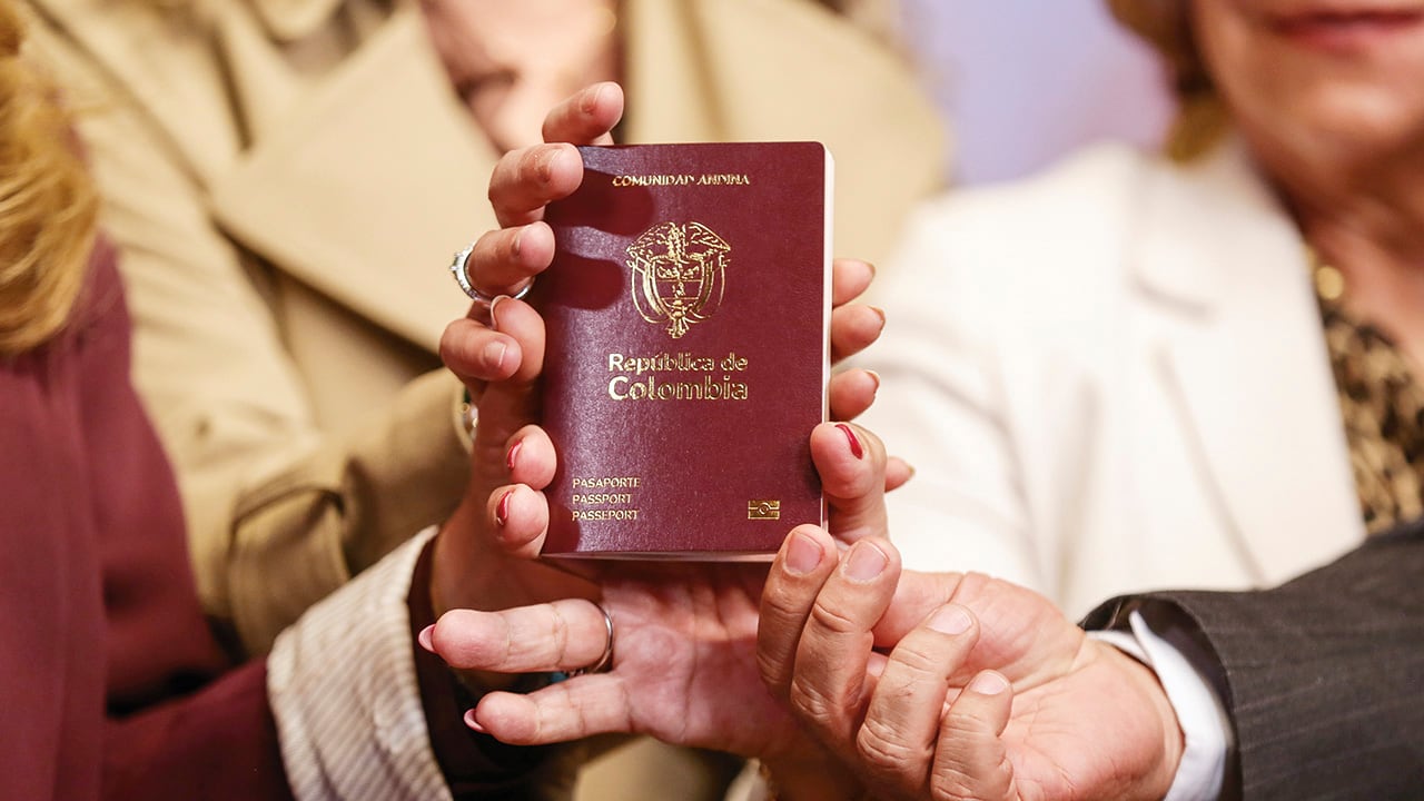 Foto referencial del lanzamiento de los nuevos pasaportes en Colombia.