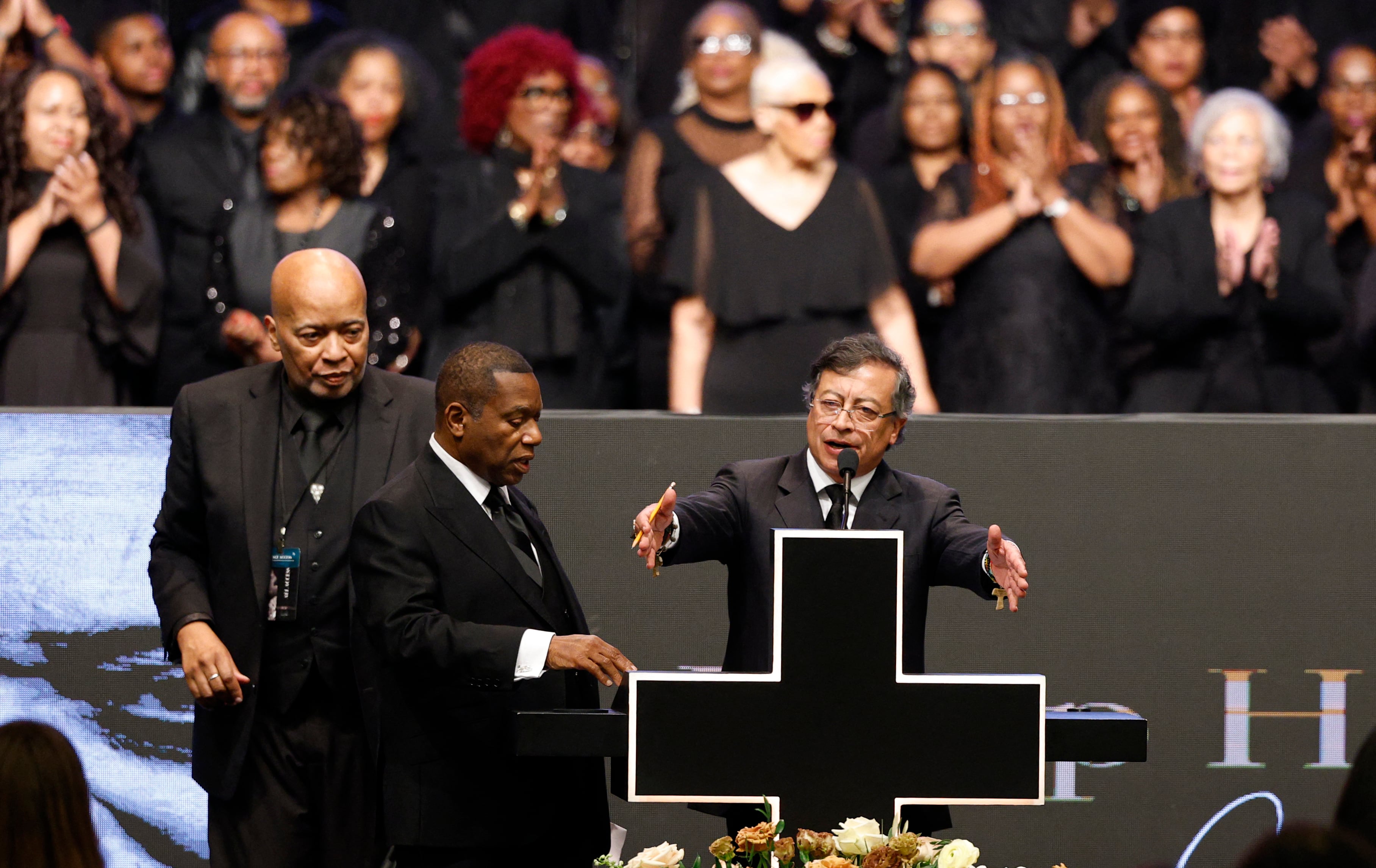 El presidente colombiano Gustavo Petro (centro) habla en un servicio conmemorativo público para celebrar la vida del activista de derechos civiles, el reverendo Jesse Jackson, en Chicago, Illinois, el 6 de marzo de 2026.
