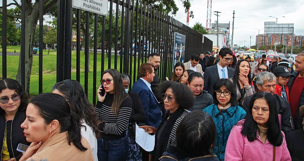 Mientras se resolvía la crisis, miles de personas esperaban su cita para sacar la visa.