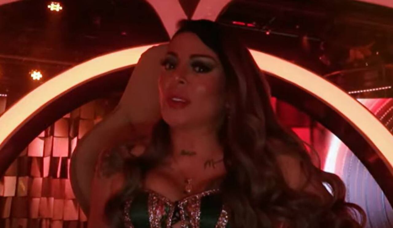 La cantante no evitó reaccionar al ver al artista en el tocadisco del reality.