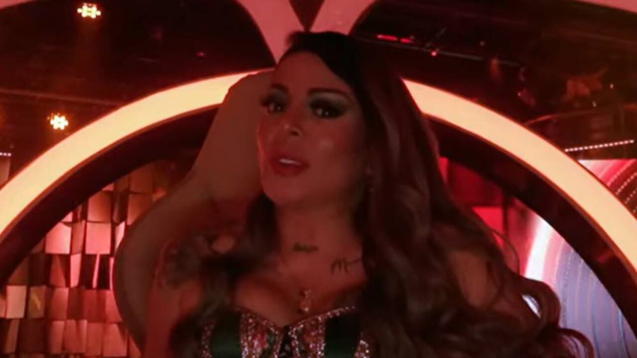 La cantante no evitó reaccionar al ver al artista en el tocadisco del reality.