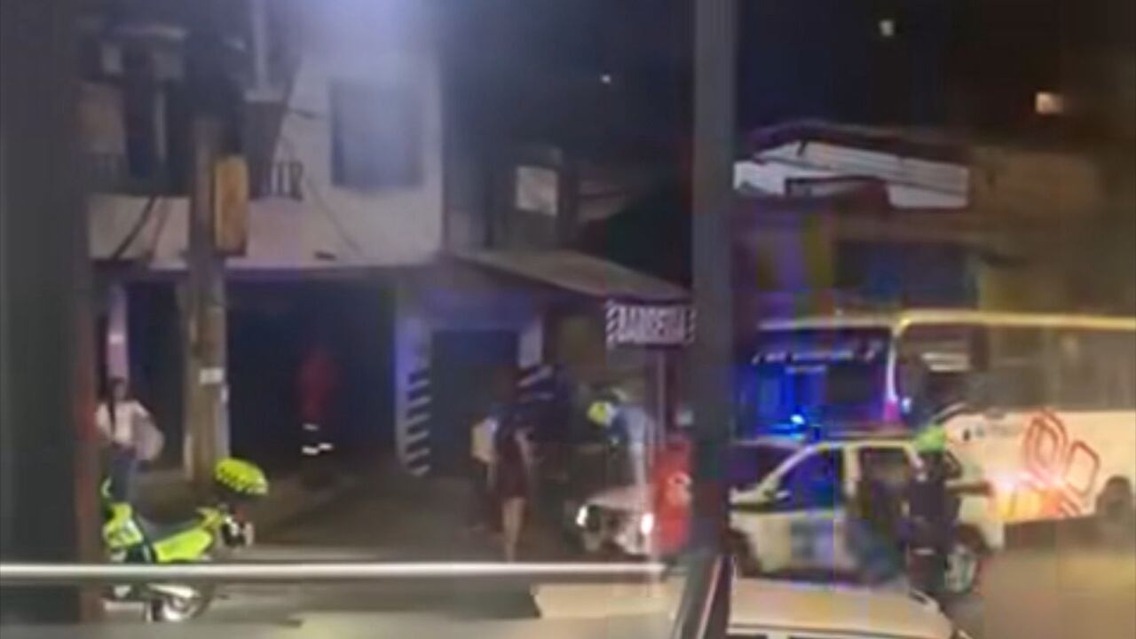 Sicario asesina a dos mujeres en un bus en el norte de Medellín.