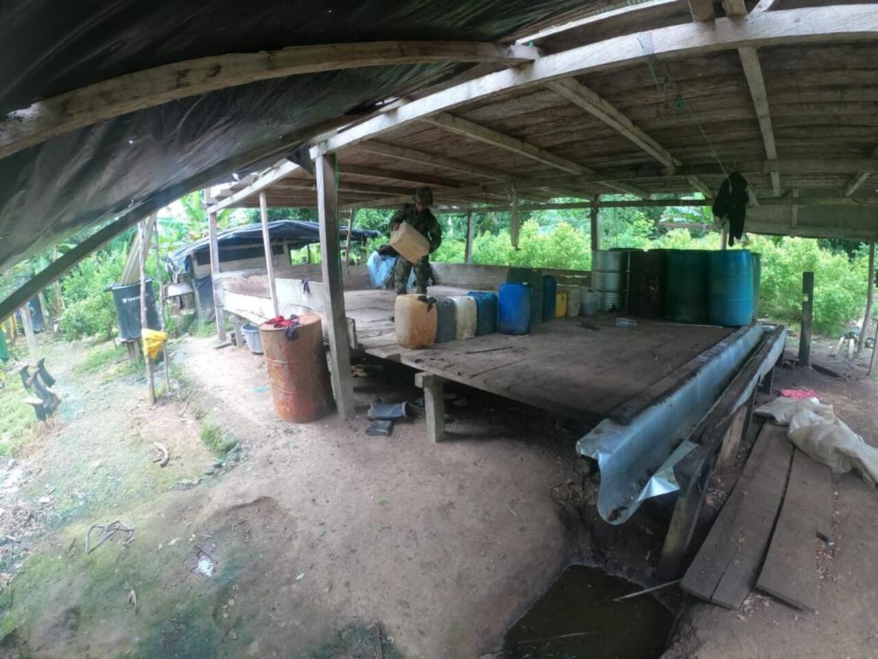 En operativos conjuntos, autoridades lograron destruir 5 laboratorios ilícitos en Chocó y 3 en Antioquia.