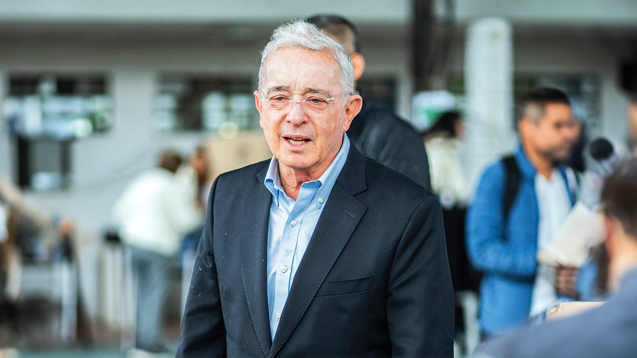 El expresidente Álvaro Uribe Vélez envió un mensaje a los grupos criminales en Colombia.