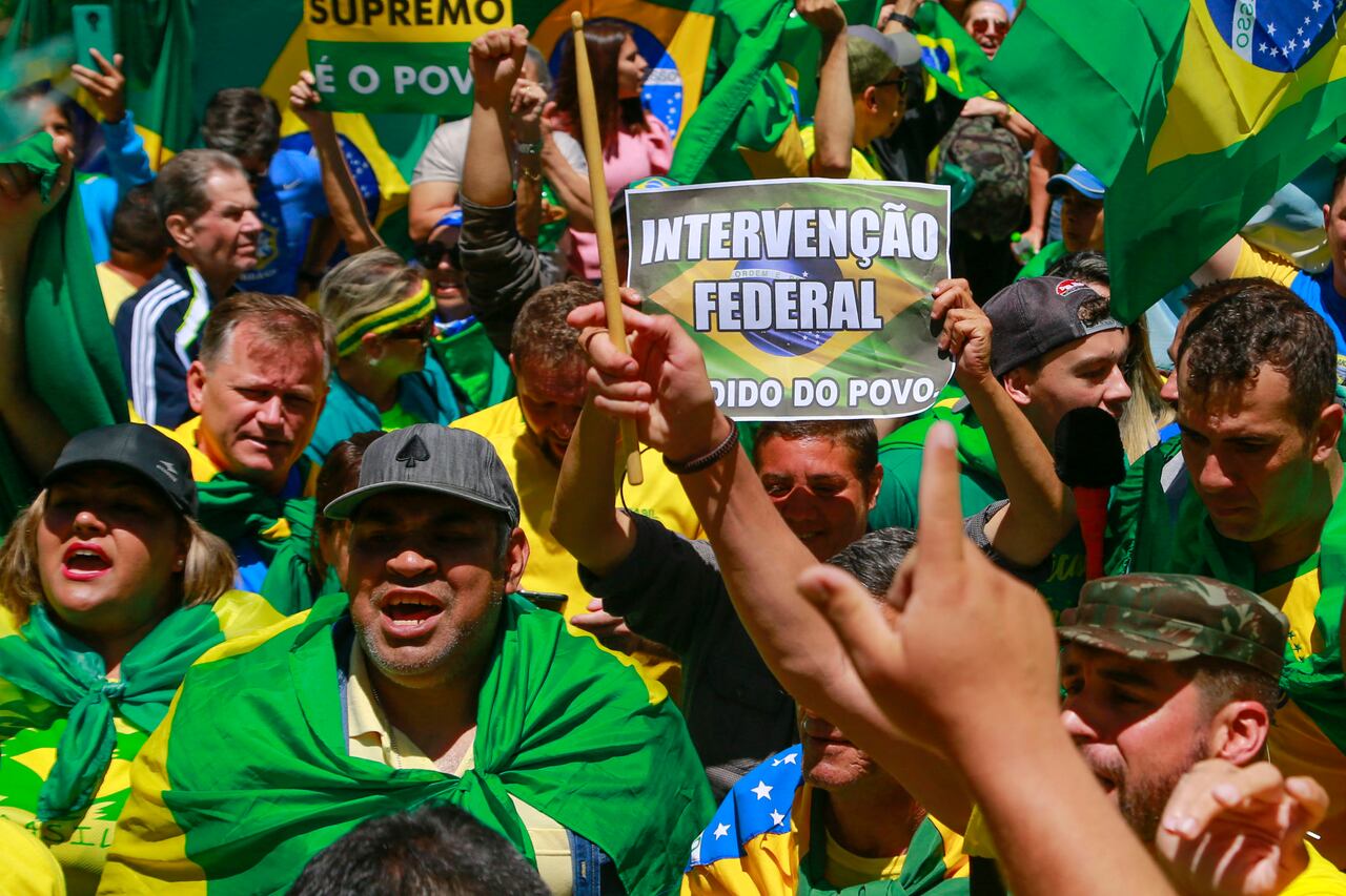 Partidarios del presidente brasileño Jair Bolsonaro participan en una protesta para pedir una intervención federal frente al comando del Ejército en Porto Alegre, Rio Grande do Sul, Brasil, el 2 de noviembre de 2022. - Miles de bolsonaristas se reunieron este miércoles frente al Ejército comandos en las principales ciudades de Brasil para pedir una intervención militar ante la victoria del izquierdista Lula da Silva en las urnas. (Foto por SILVIO ÁVILA / AFP)