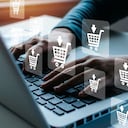 Compra en línea. compras en línea de mano de mujer en computadora portátil con diagrama de icono gráfico virtual en escritorio, pago en línea, marketing digital, finanzas comerciales, concepto de tecnología de red de Internet