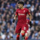 Luis Díaz de Liverpool con el balón durante el partido contra Manchester City de la Liga Premier, el domingo 10 de abril de 2022, en Manchester. (AP Foto/Jon Super)