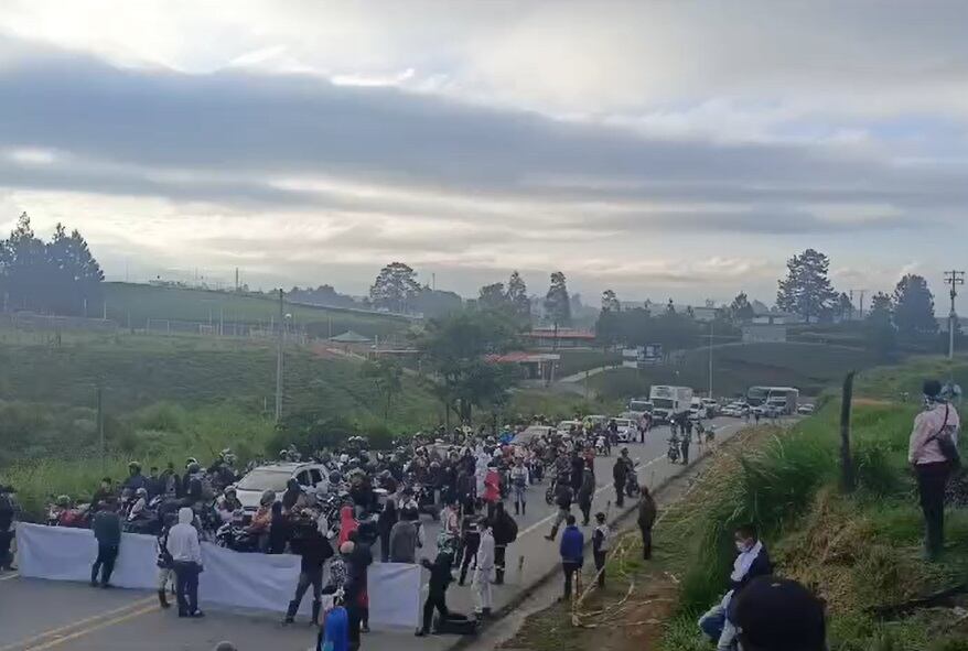 Campesinos de El Tambo y Argelia ejecutan bloqueos temporales en el sector de El Cofre de la vía Popayán-Cali, como forma de presionar diálogos con el presidente Gustavo Petro.