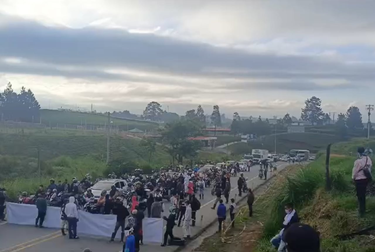 Campesinos de El Tambo y Argelia ejecutan bloqueos temporales en el sector de El Cofre de la vía Popayán-Cali, como forma de presionar diálogos con el presidente Gustavo Petro.