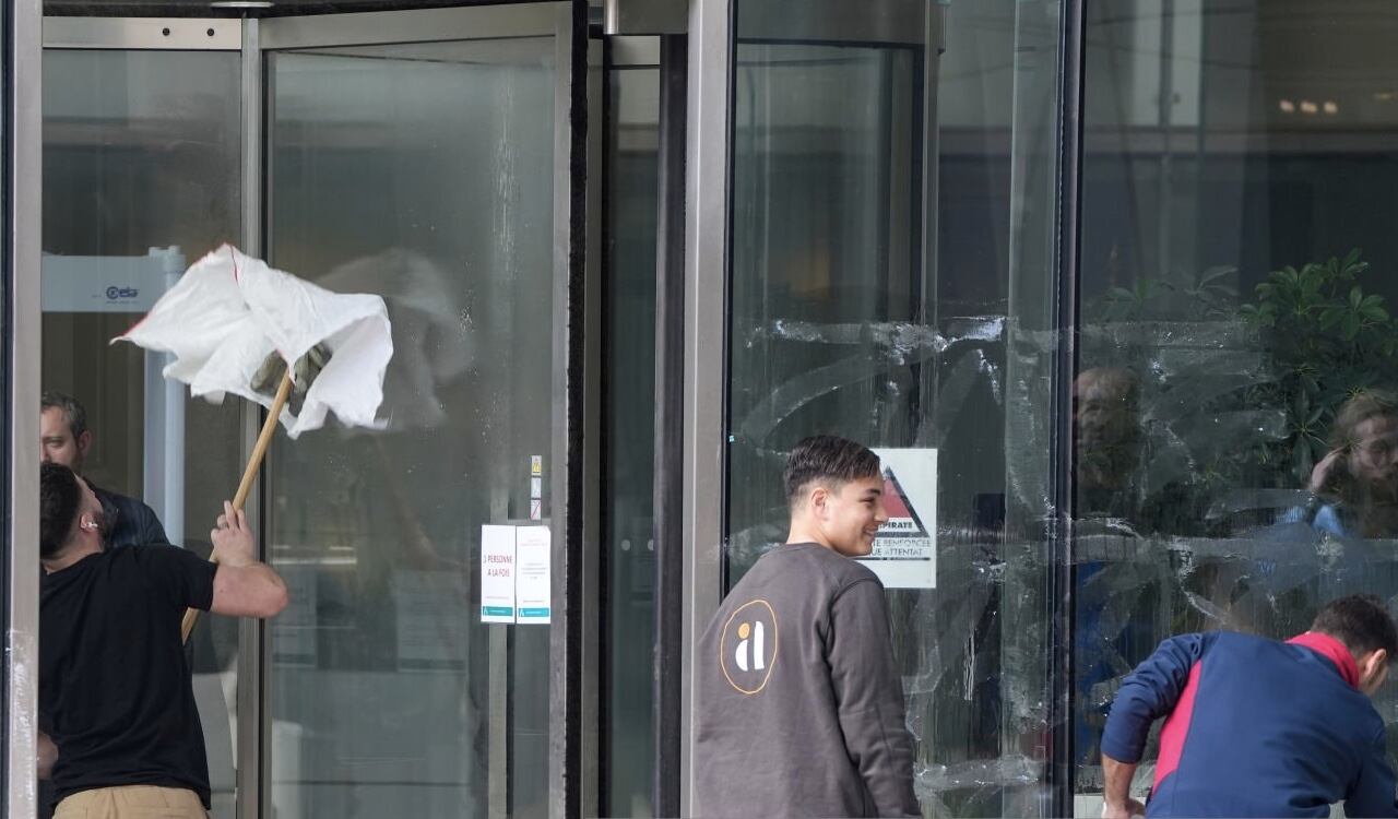 Trabajadores tuvieron que limpiar y arreglar los daños ocasionados por los manifestantes en el edificio de la Bolsa de Valores de París