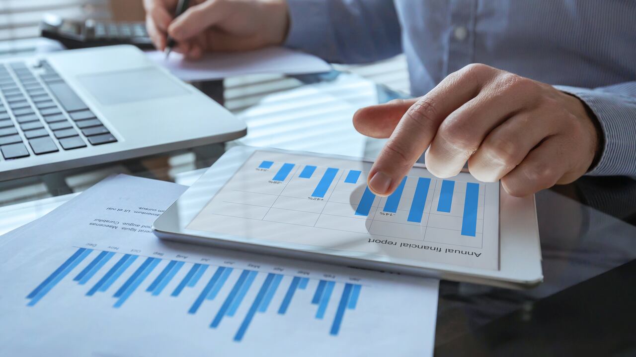 Por ejemplo, pedir un préstamo para solventar los gastos de una empresa es una buena opción, siempre y cuando se solicite el monto y plazo que más convenga, permitiendo tener cuotas que se adapten al flujo de caja.