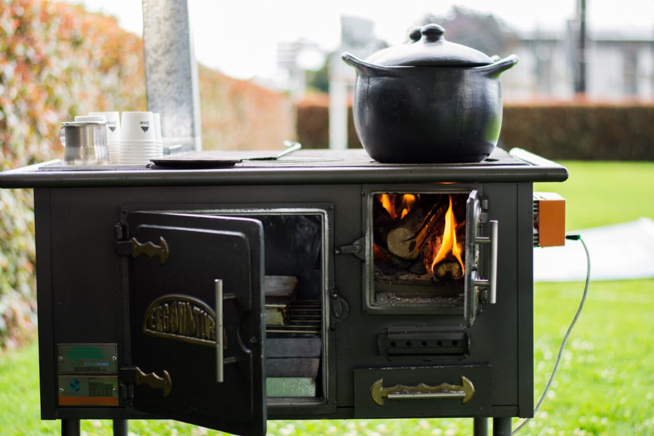 Ergonauta es una ecoestufa que busca mitigar prácticas como es el uso de leña, especialmente para cocinar; la cual tiene graves consecuencias en la salud humana.